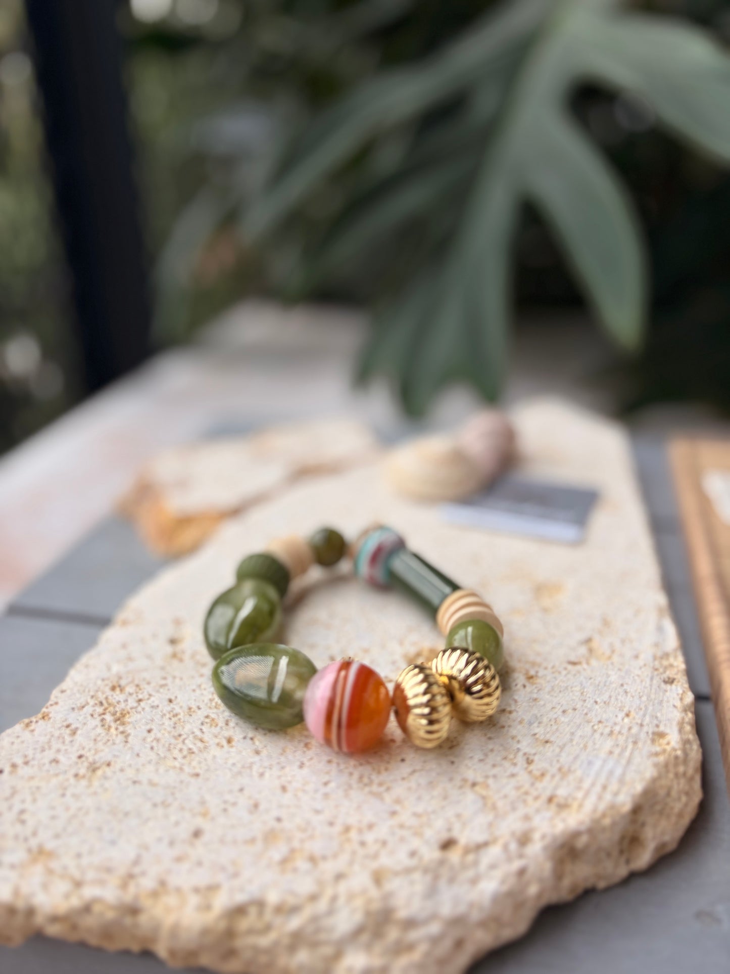 Pulsera elástica en resina y fantasía