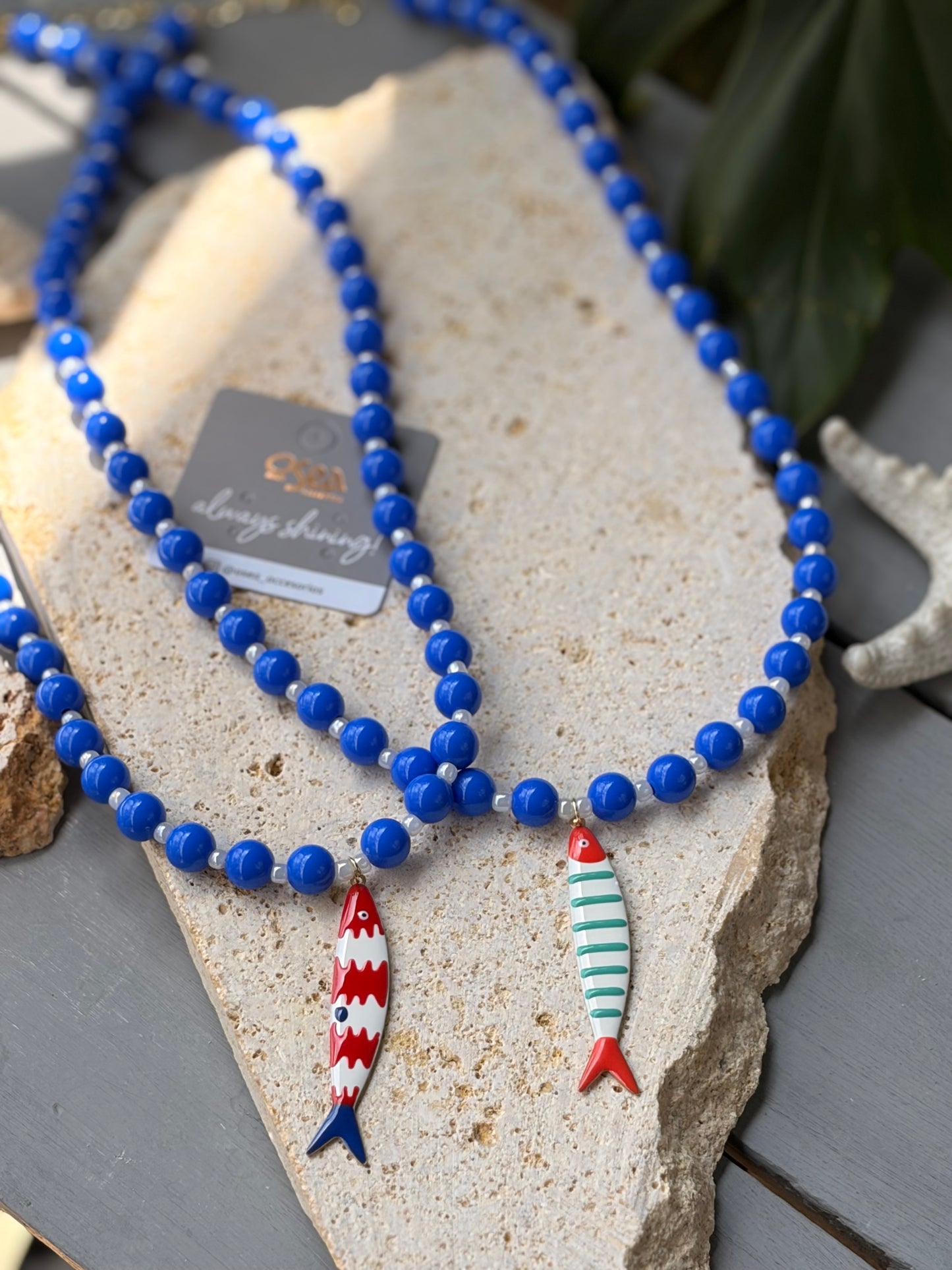 Collar bolas azules mostacillas dije pez