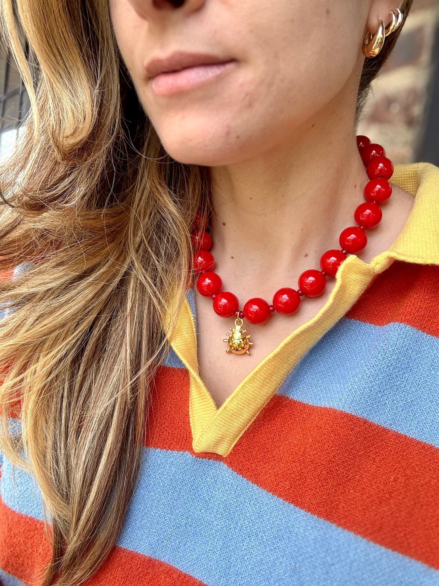 Collar bolas rojas con dije de mariquita