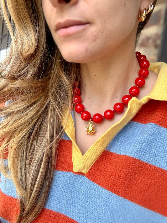 Collar bolas rojas con dije de mariquita