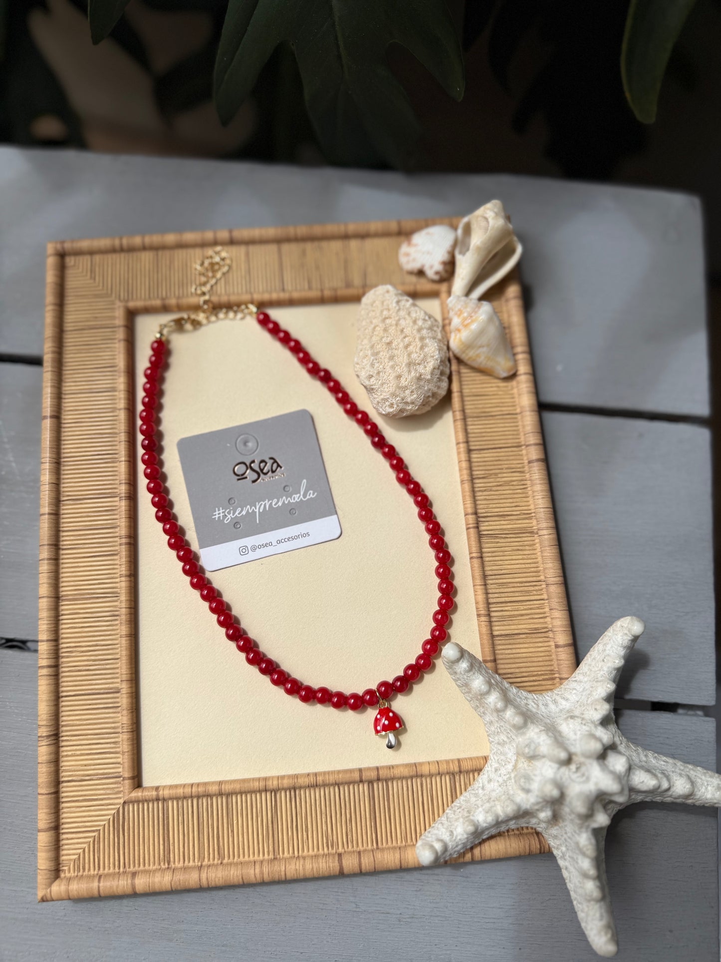 Collar corto perlas rojas dije hongo rodinado