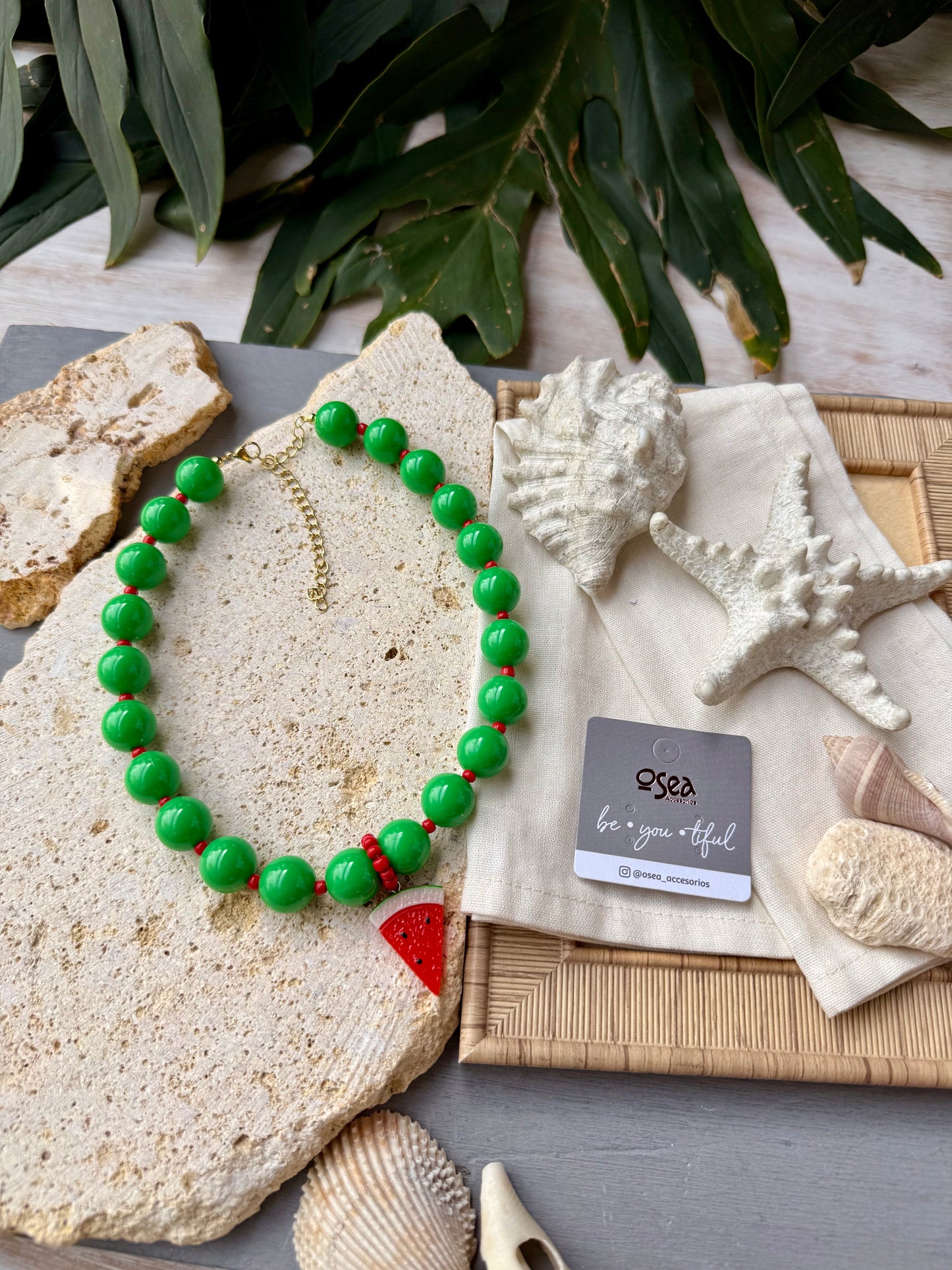 Collar bolas verdes y dije sandía