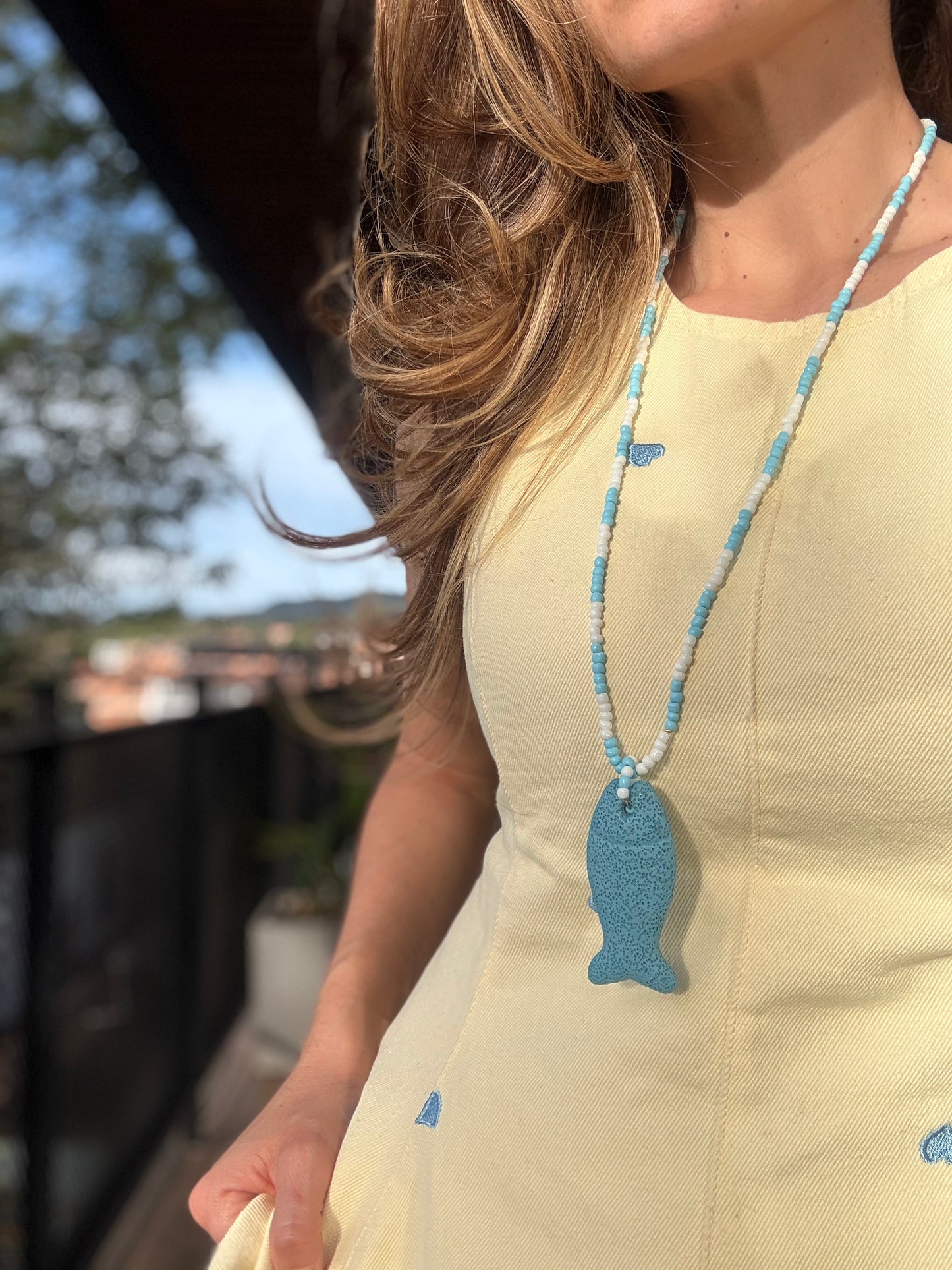 Collar azul chaquiras y pez