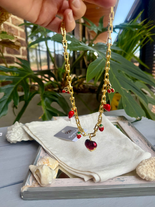 Cadena rodinada dijes de corazón frutas.