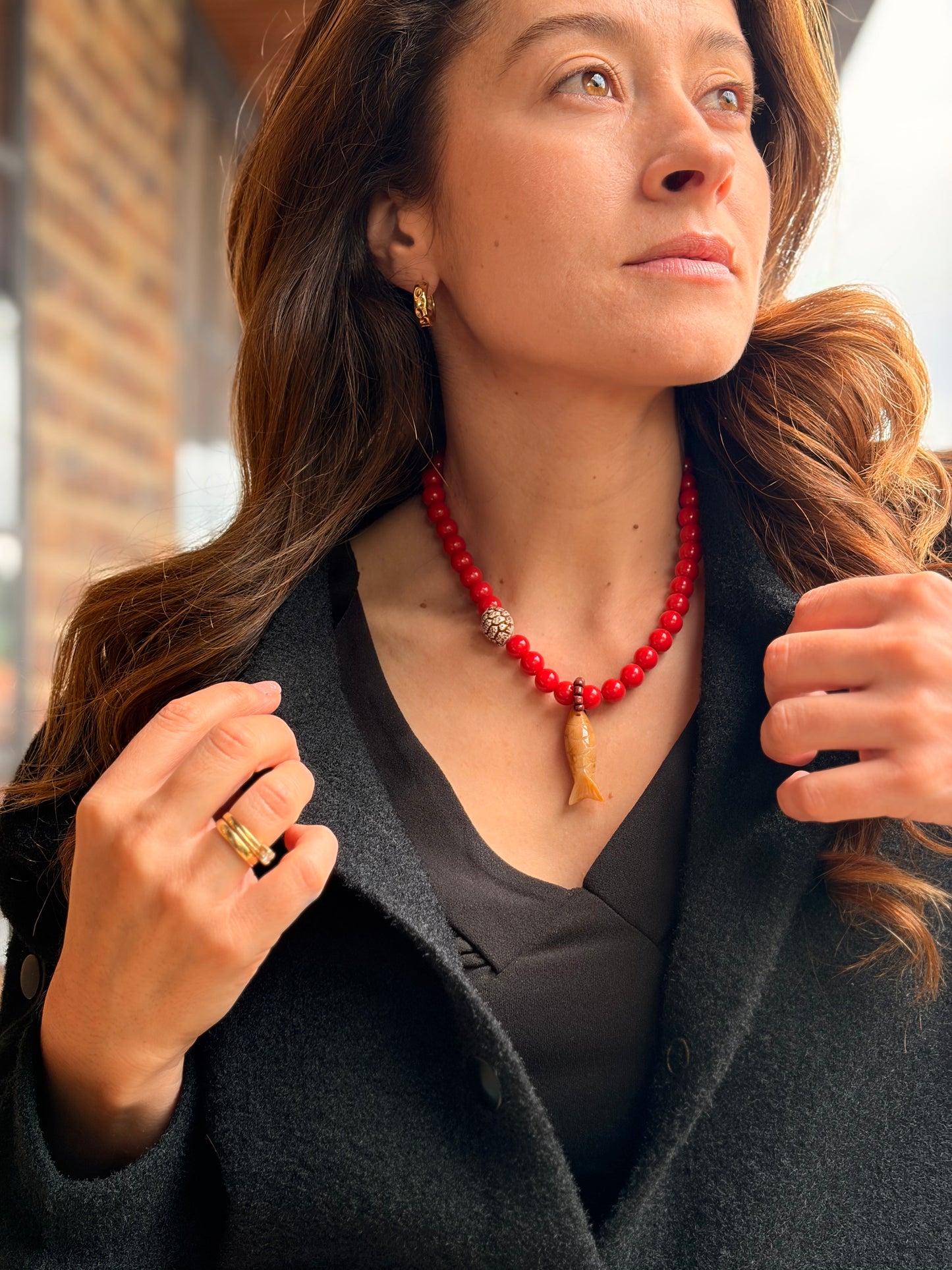 Collar bolas rojas dije pez en piedra natural