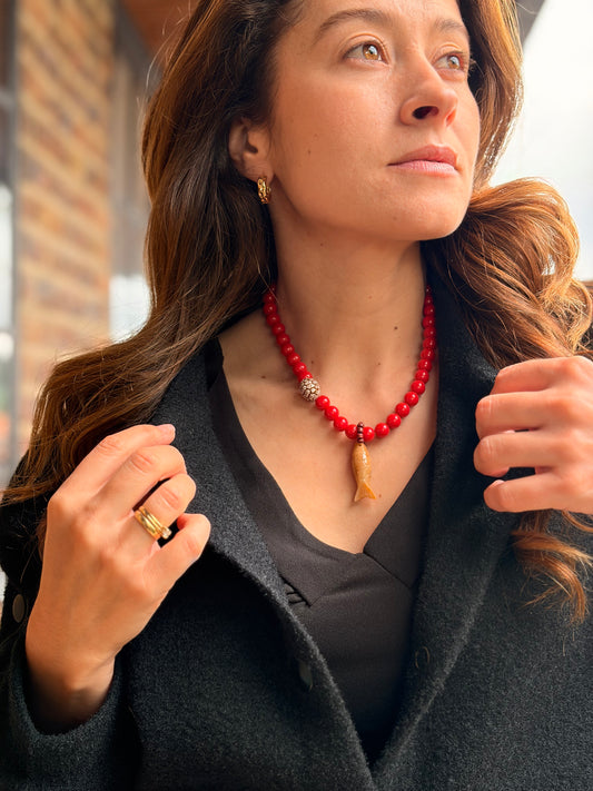 Collar bolas rojas dije pez en piedra natural