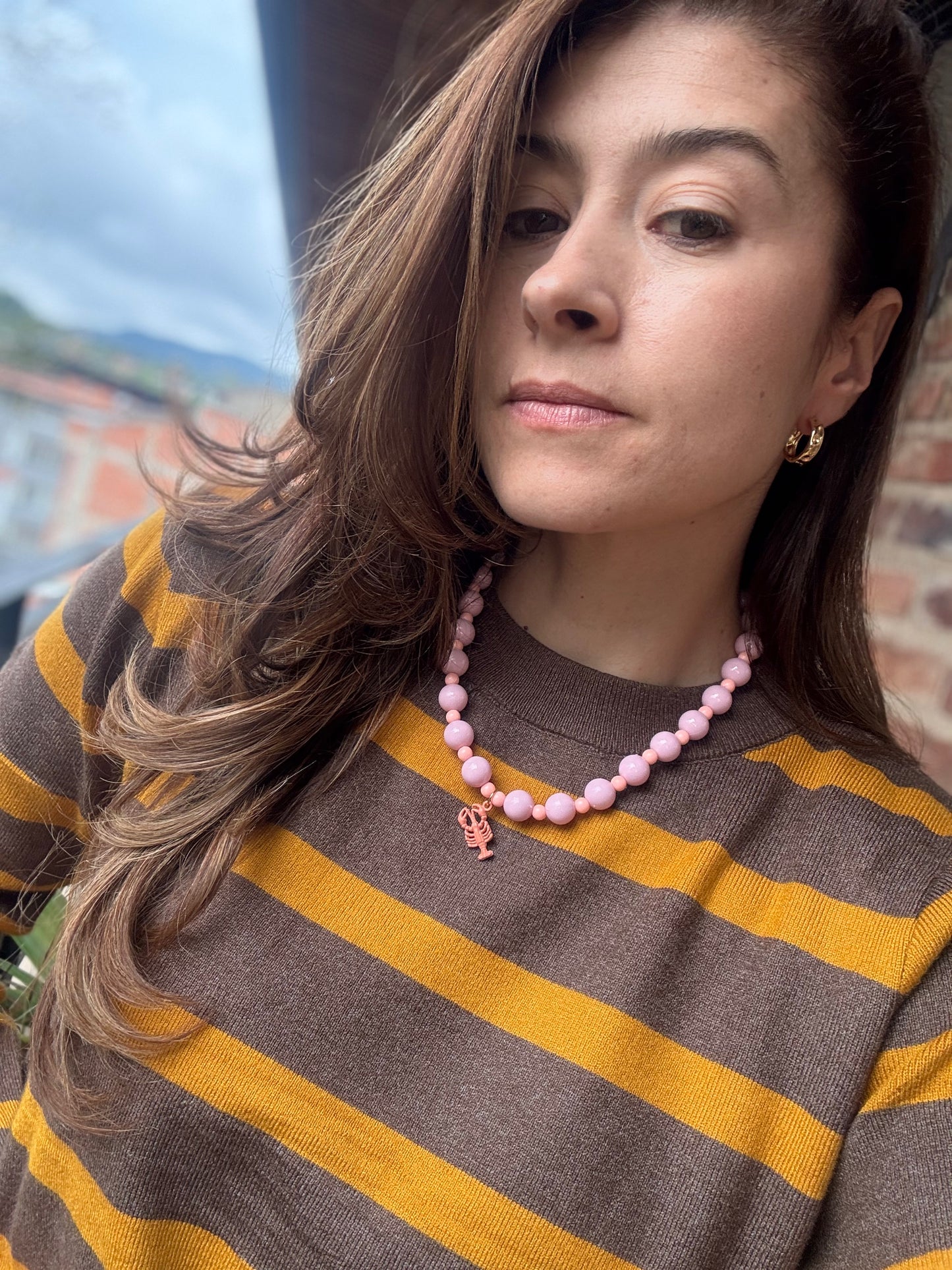 Collar bolas rosadas medianas dije cangrejo y langosta