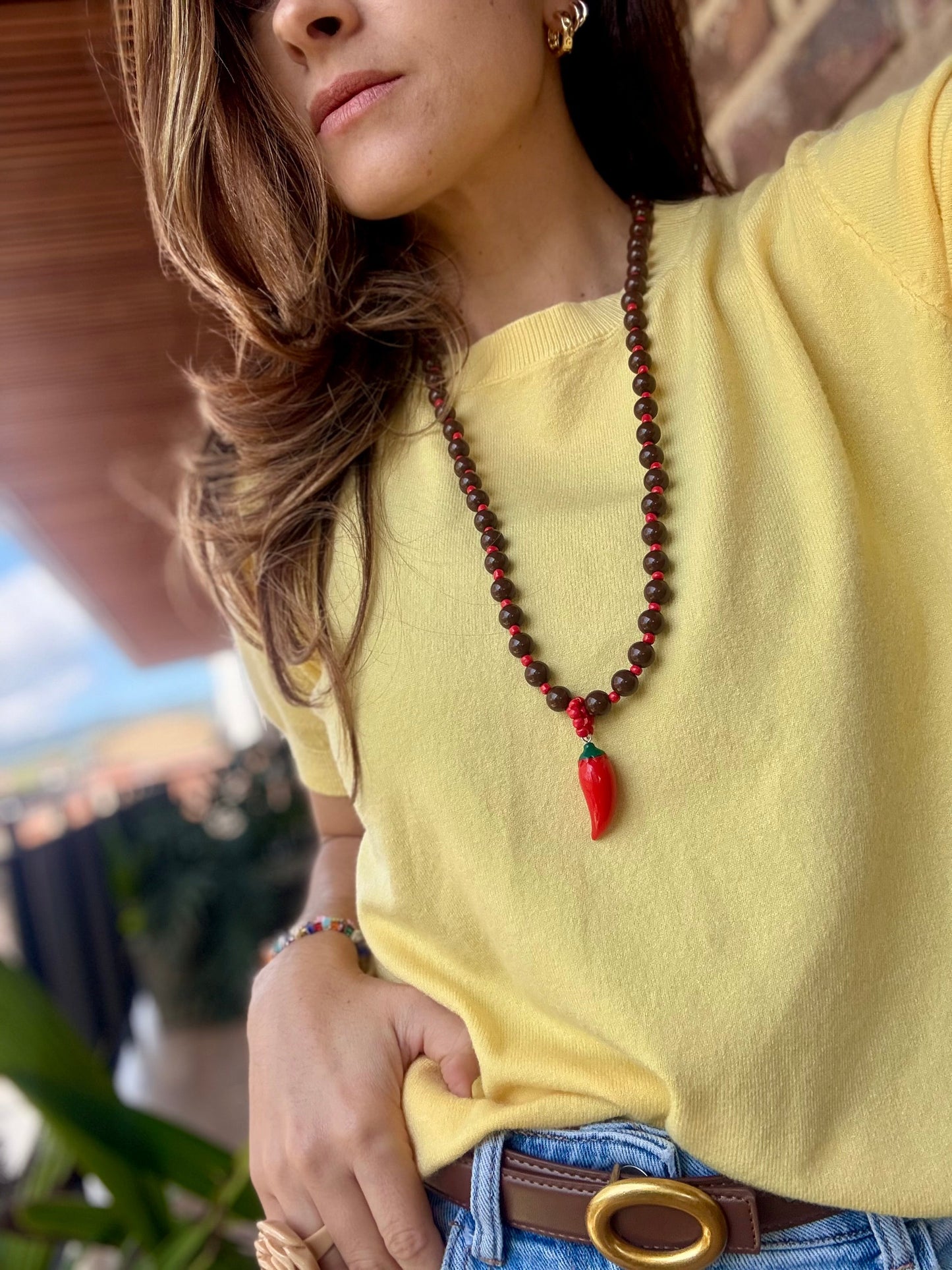 Collar largo café bolas medianas dije ají
