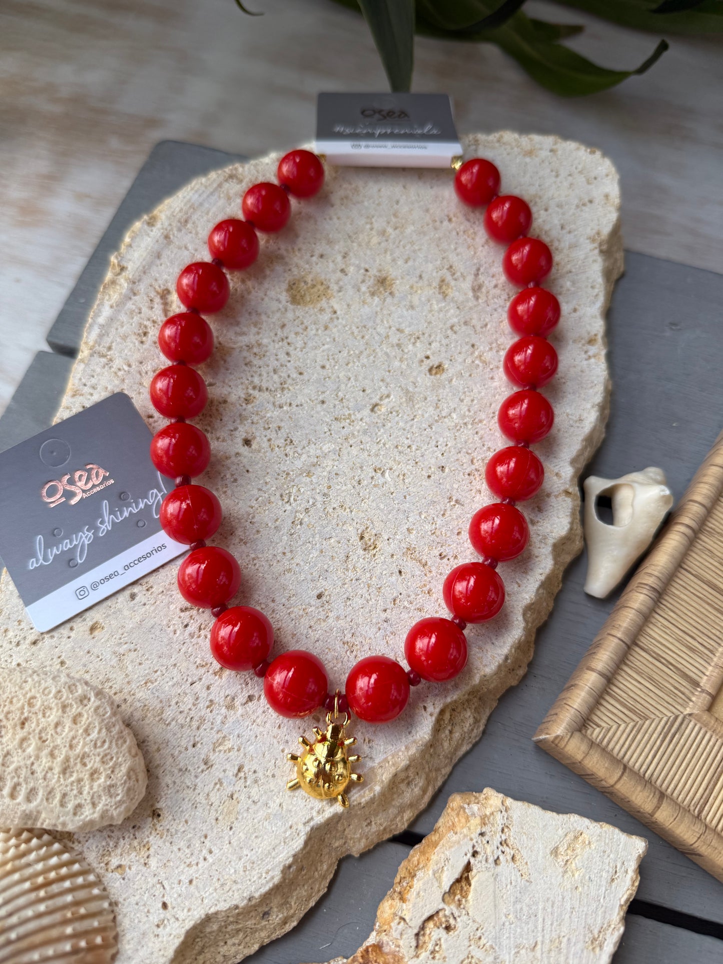 Collar bolas rojas con dije de mariquita