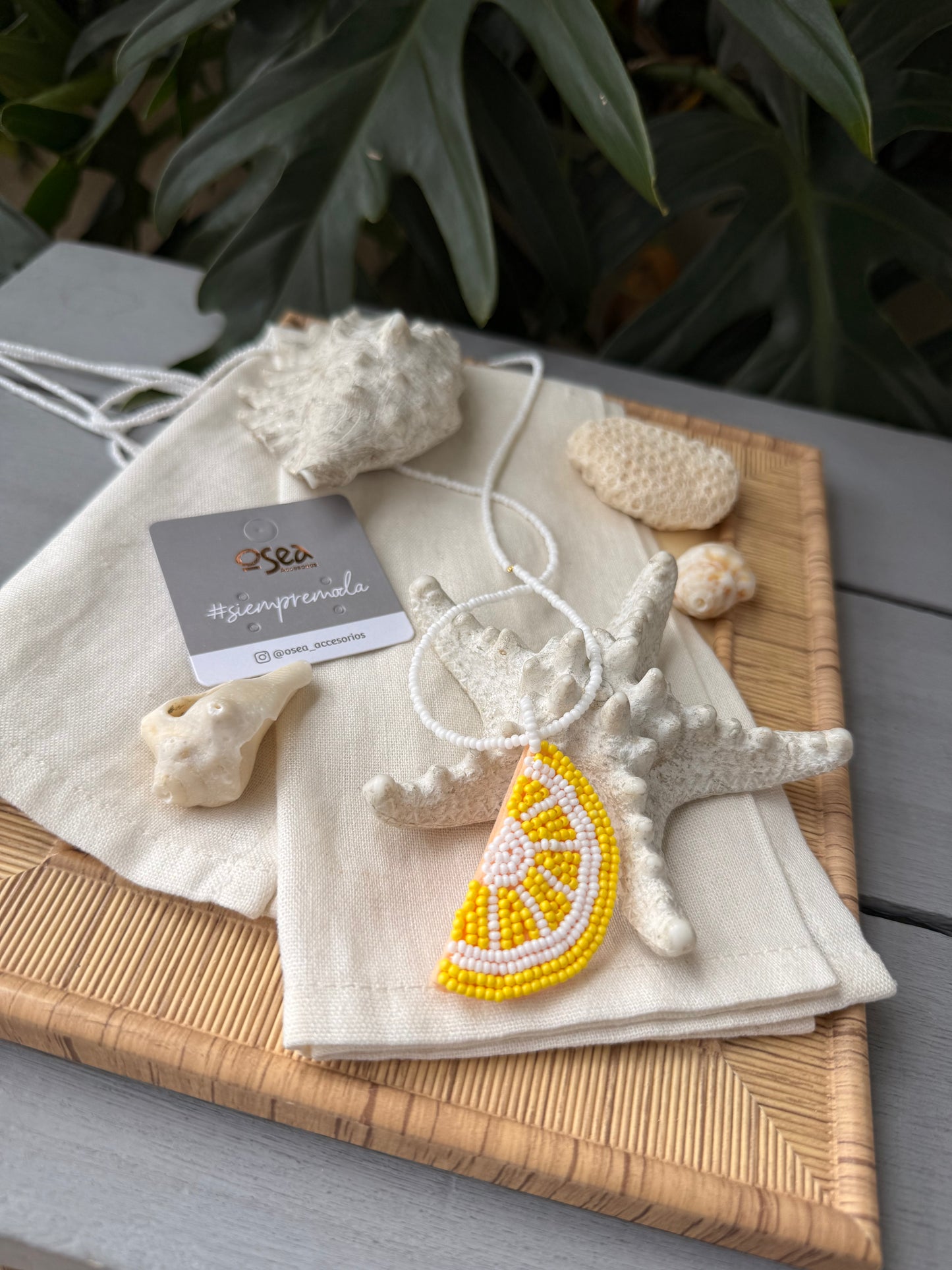 Collar lima limón mostacilla.