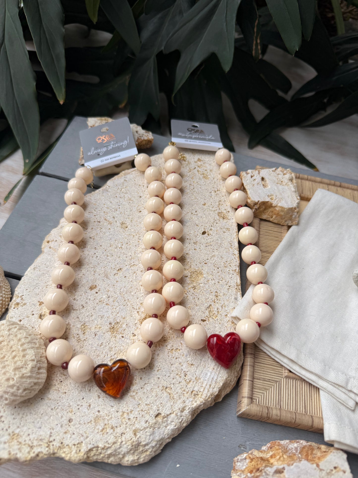 Collar bolas beige claro corazón degradé