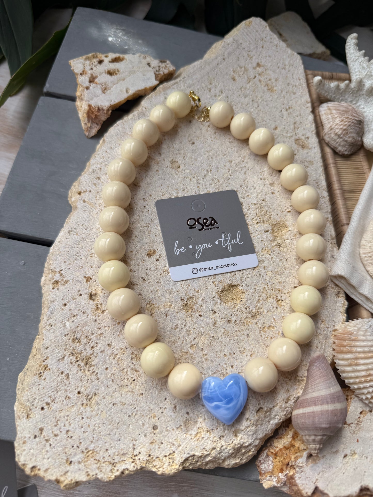 Collar bolas beige y corazón  azul🩵