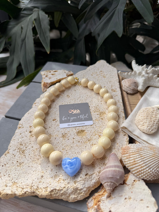 Collar bolas beige y corazón  azul🩵