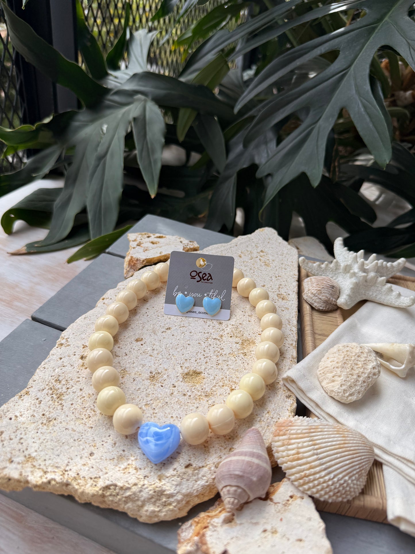 Collar bolas beige y corazón  azul🩵
