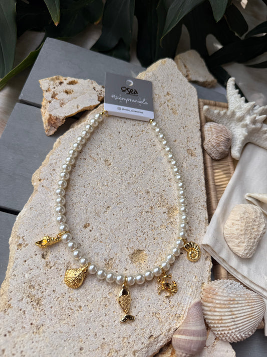 Collar corto en perlas y dijes marinos