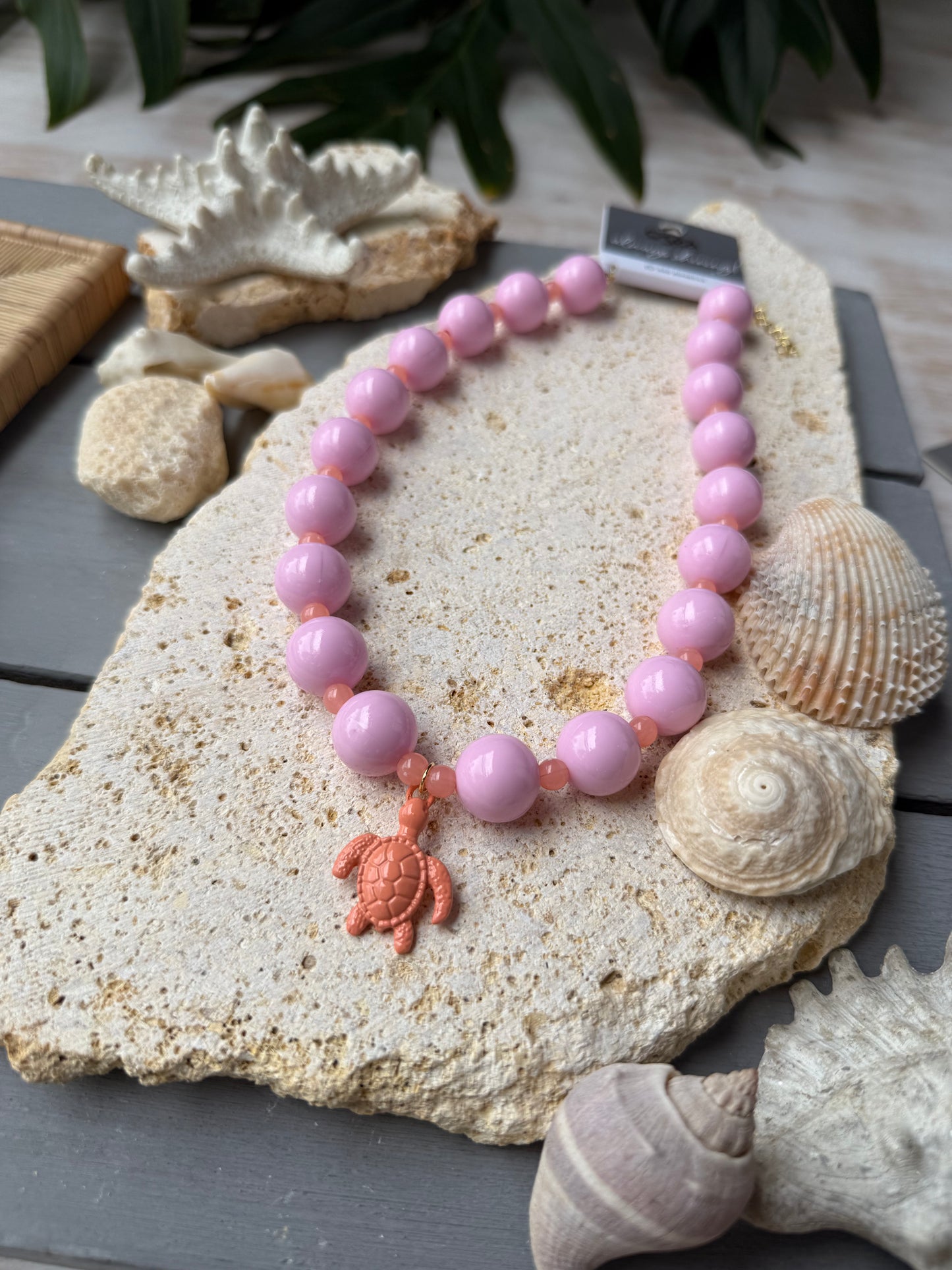 Collar bolas rosadas dije tortuga de mar esmaltado