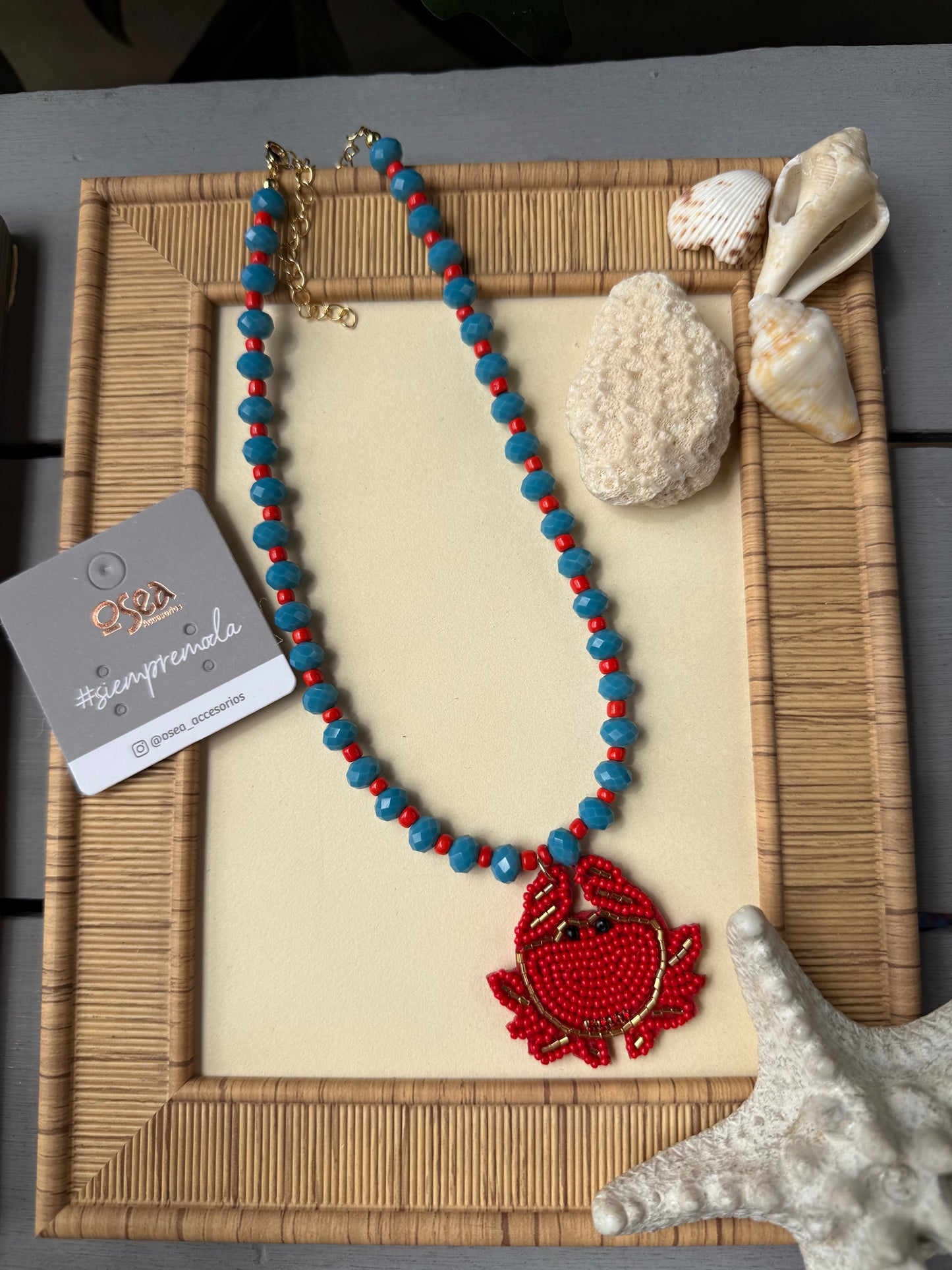 Collar corto en piedras con dije de cangrejo tejido 🦀