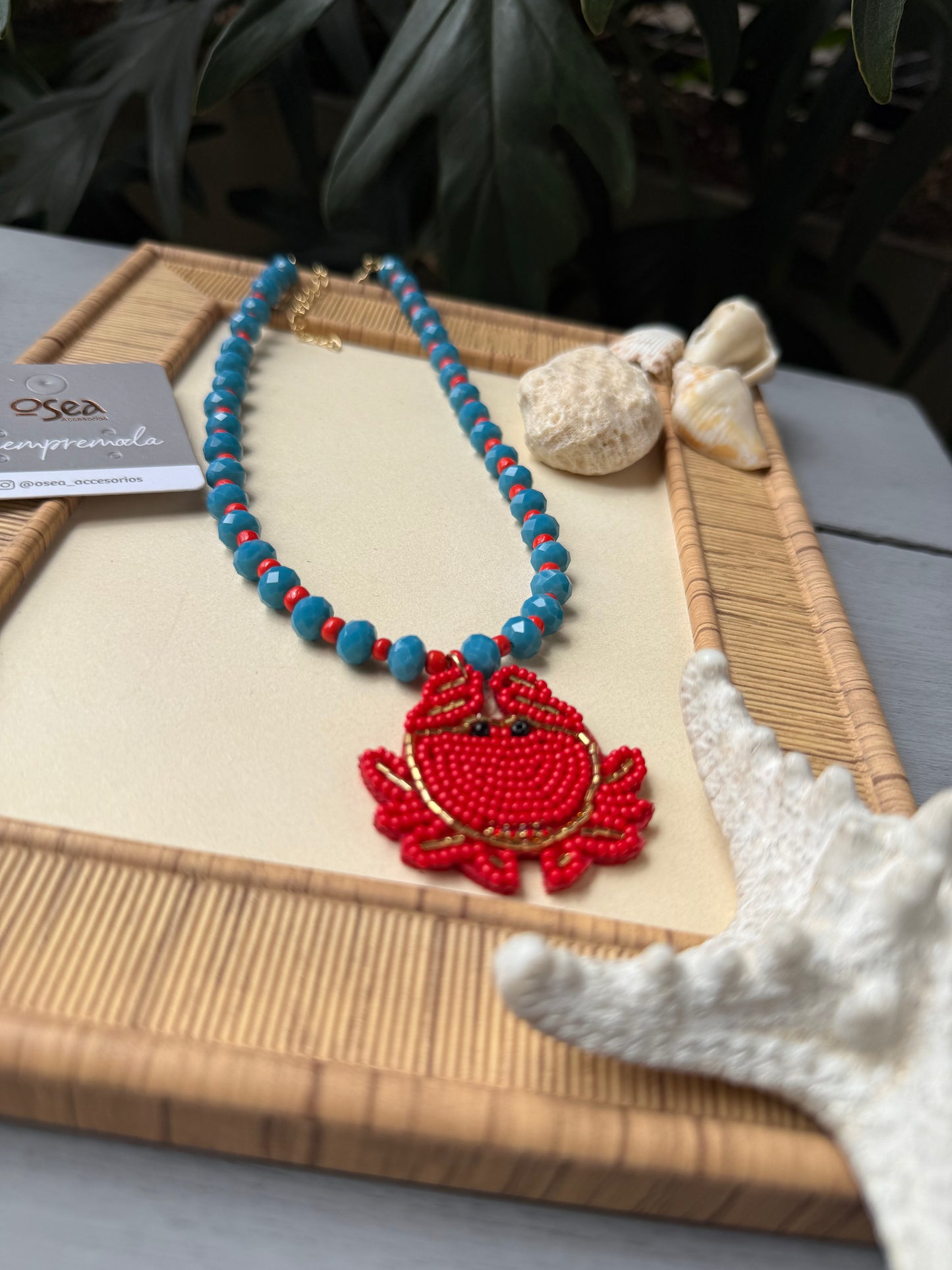 Collar corto en piedras con dije de cangrejo tejido 🦀