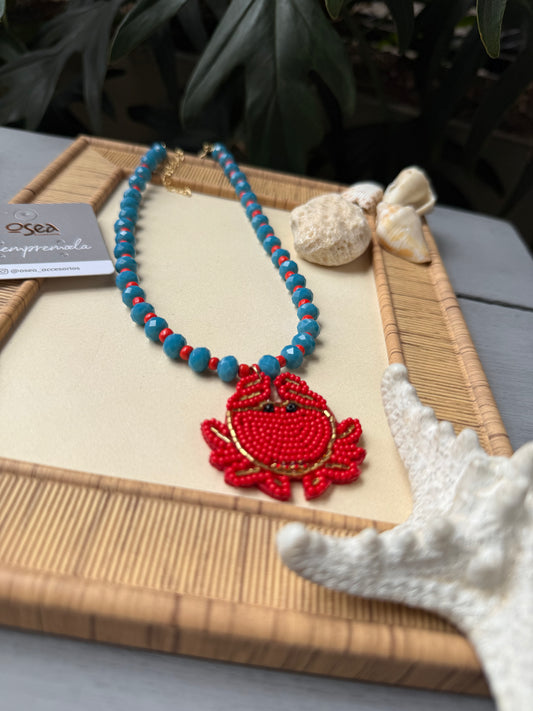 Collar corto en piedras con dije de cangrejo tejido 🦀