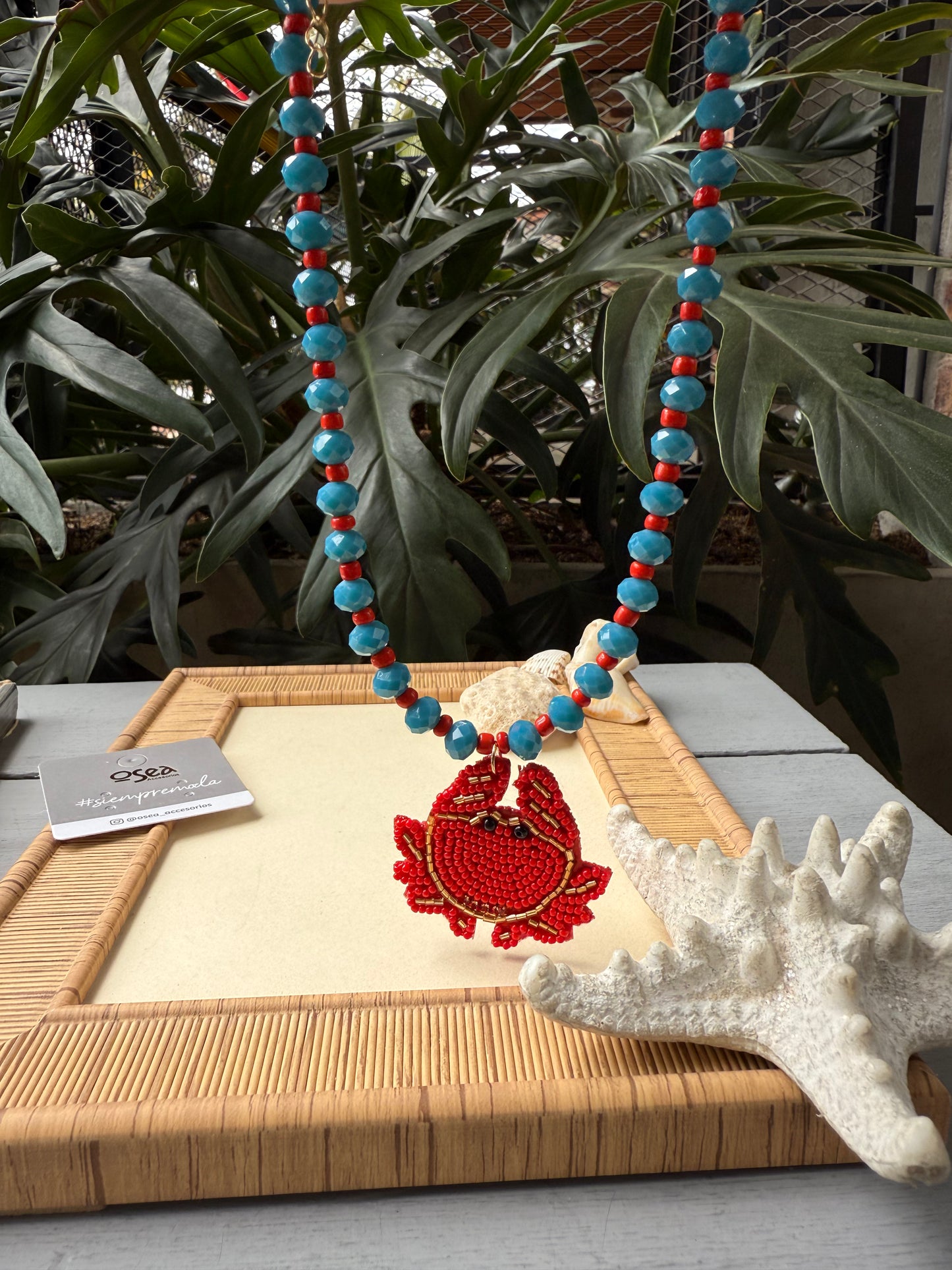 Collar corto en piedras con dije de cangrejo tejido 🦀