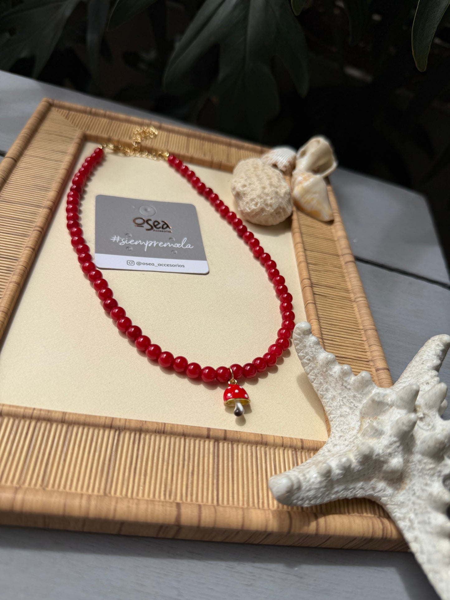Collar corto perlas rojas dije hongo rodinado