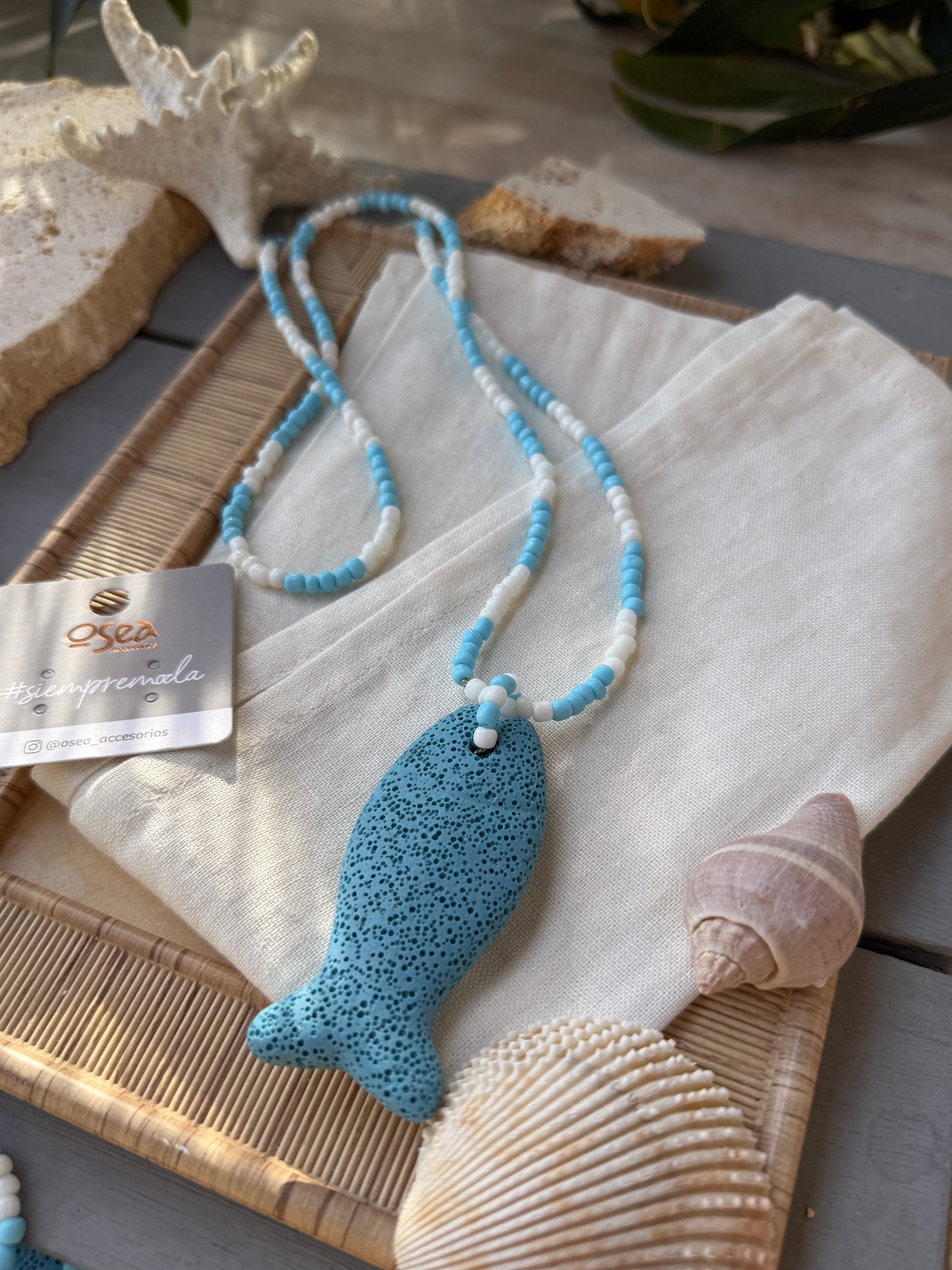 Collar azul chaquiras y pez