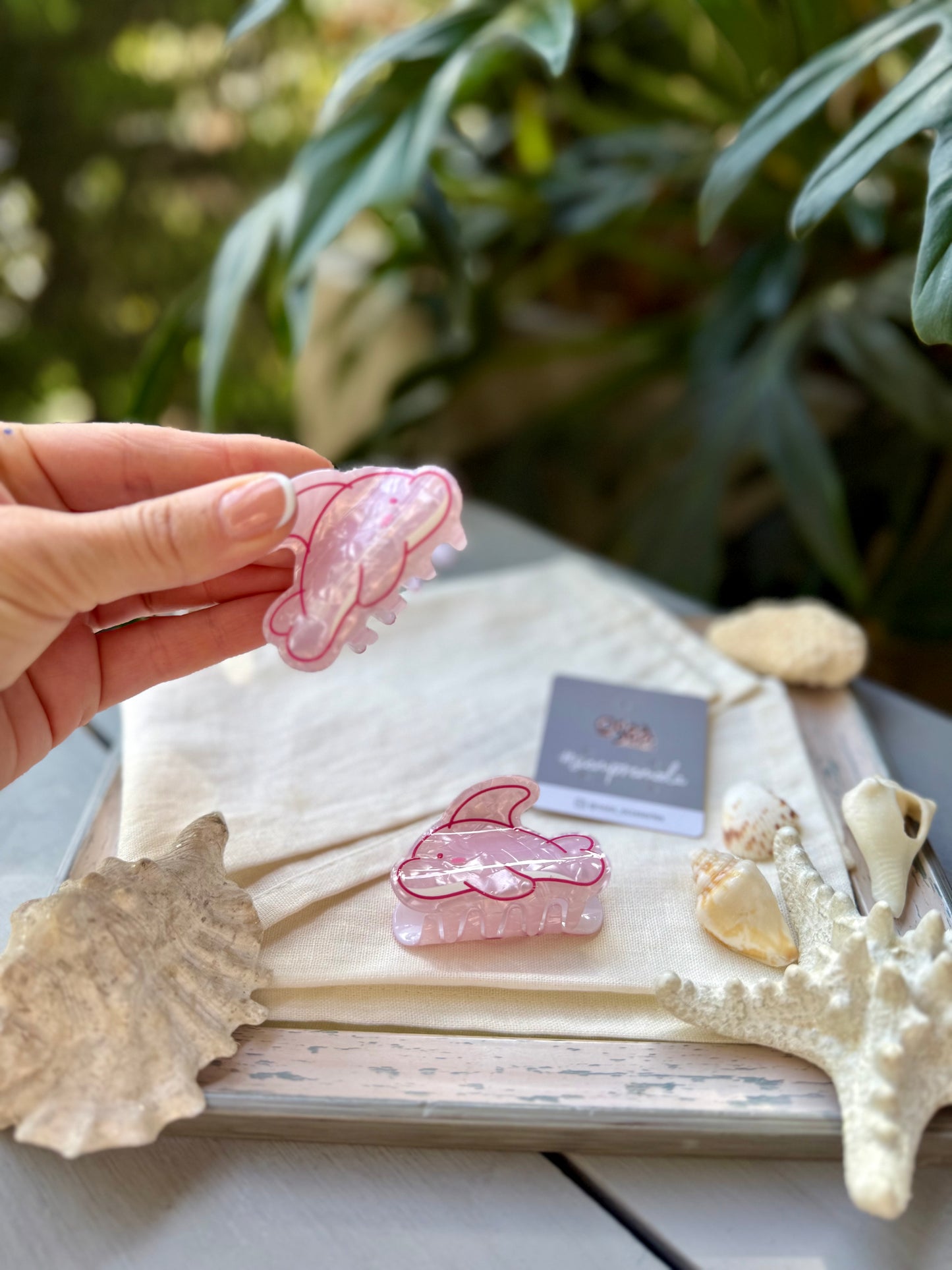 caimán nácar delfín rosado mediano hairclip