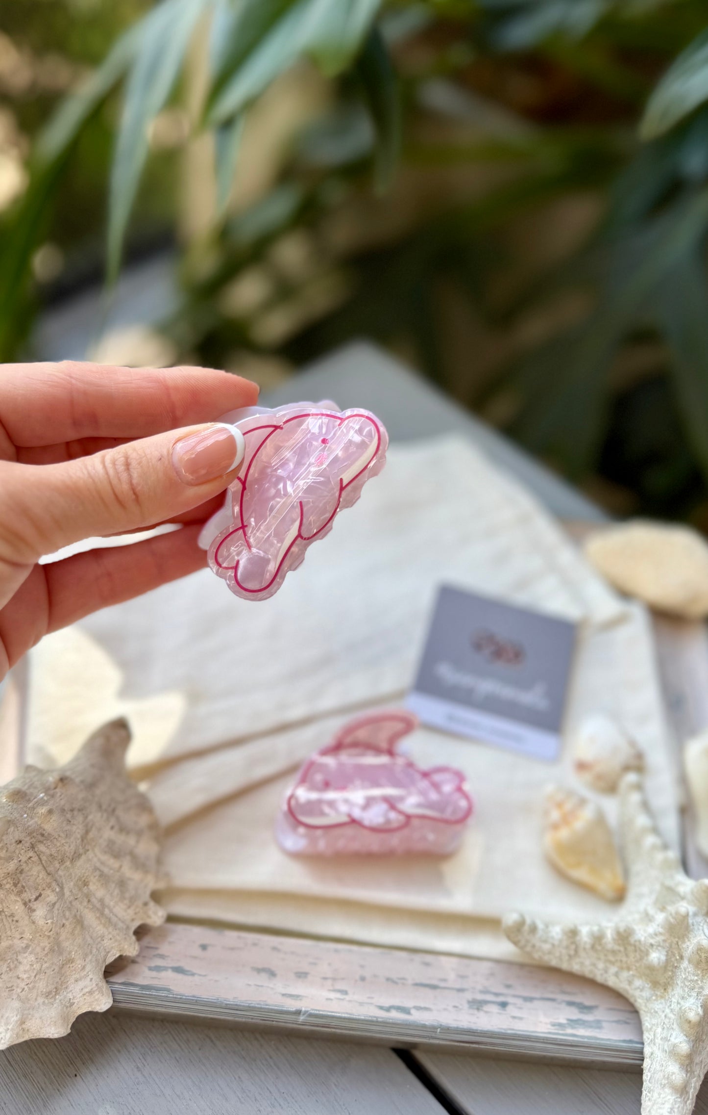 caimán nácar delfín rosado mediano hairclip