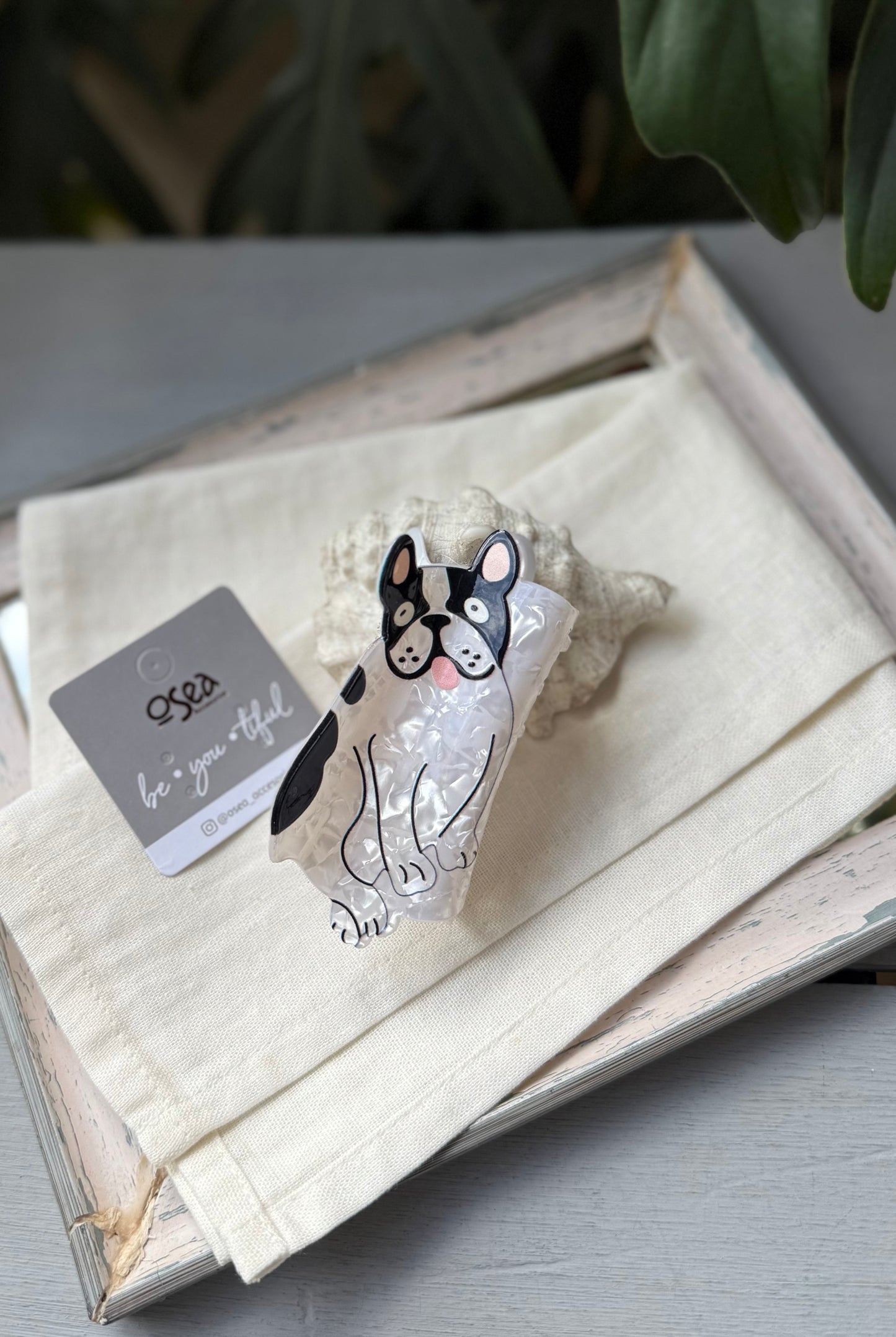 caimán nácar forma de perro pug hairclip