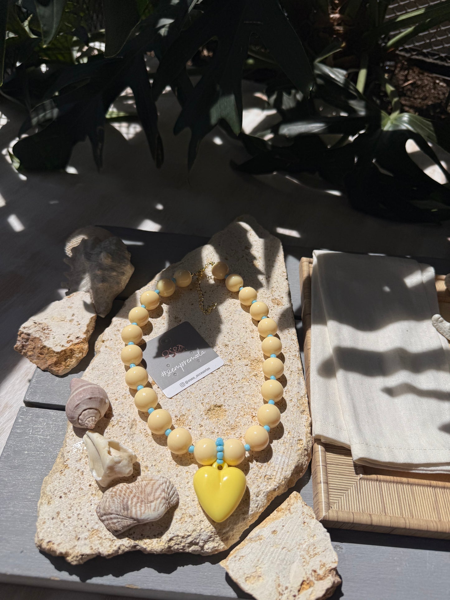 Collar bolas amarillo dije corazón