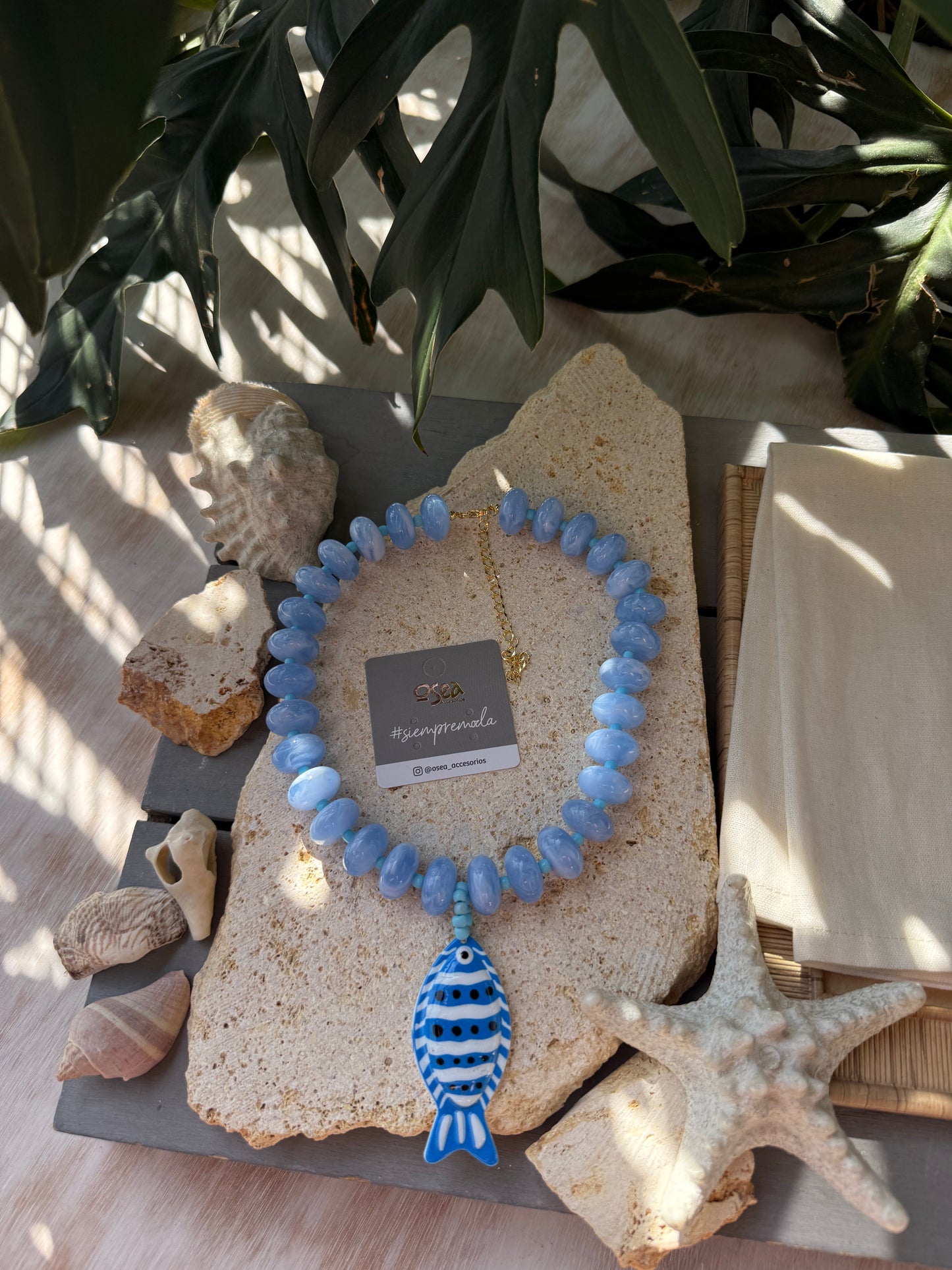 Collar donas y pez azul
