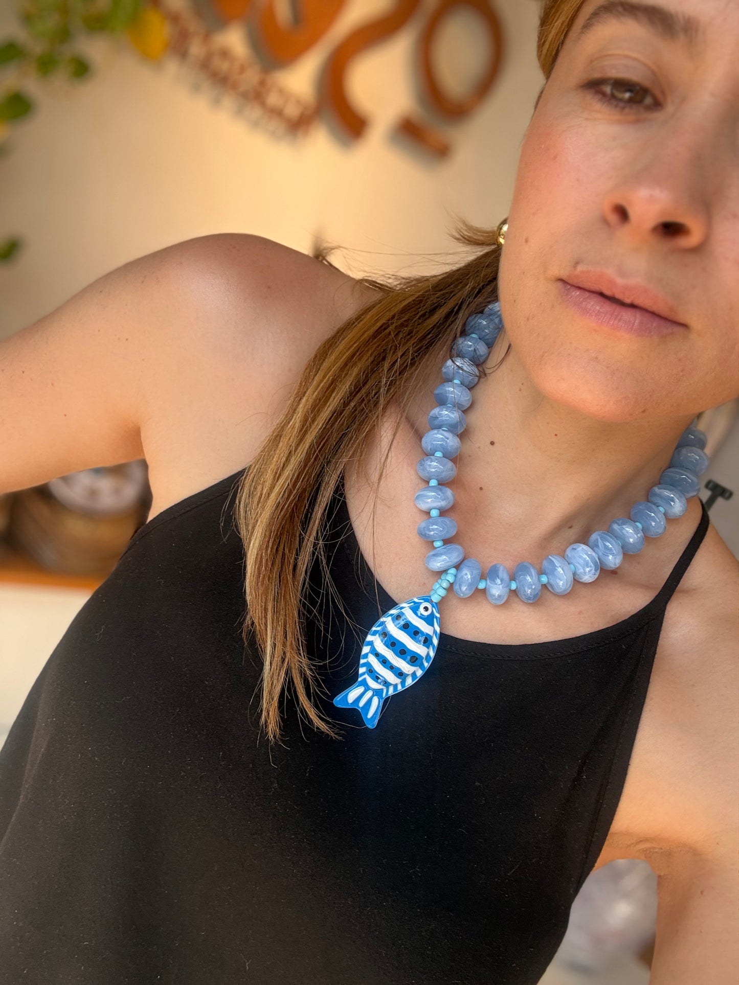Collar donas y pez azul