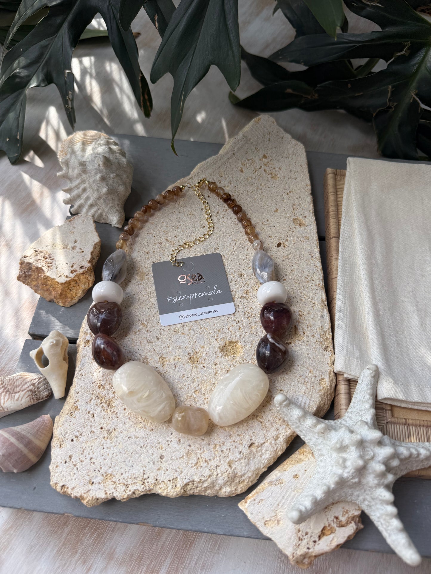 Collar resina beige y café