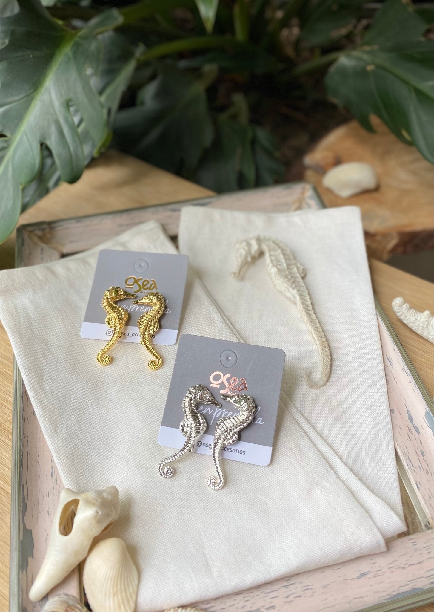Arete en topo con forma de caballitos de mar - Osea accesorios