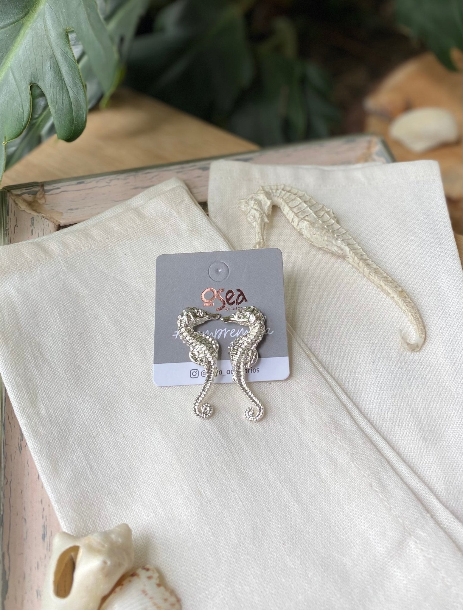 Arete en topo con forma de caballitos de mar - Osea accesorios